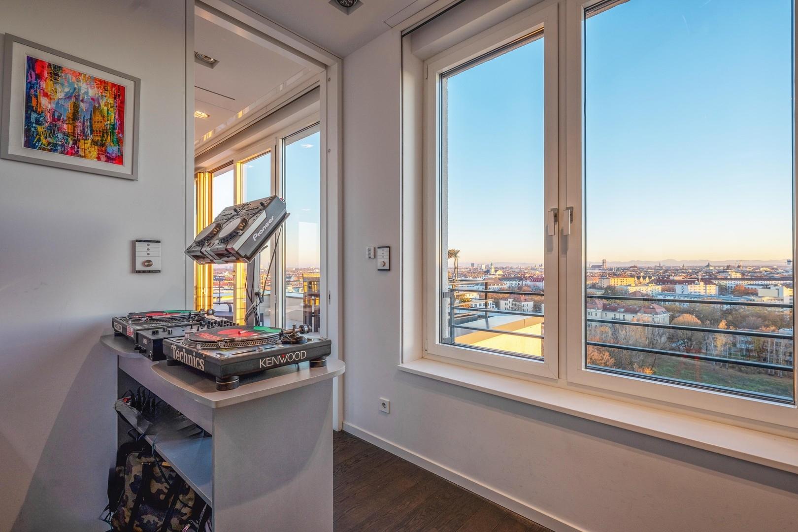 DJ-Area mit Munich Skyline