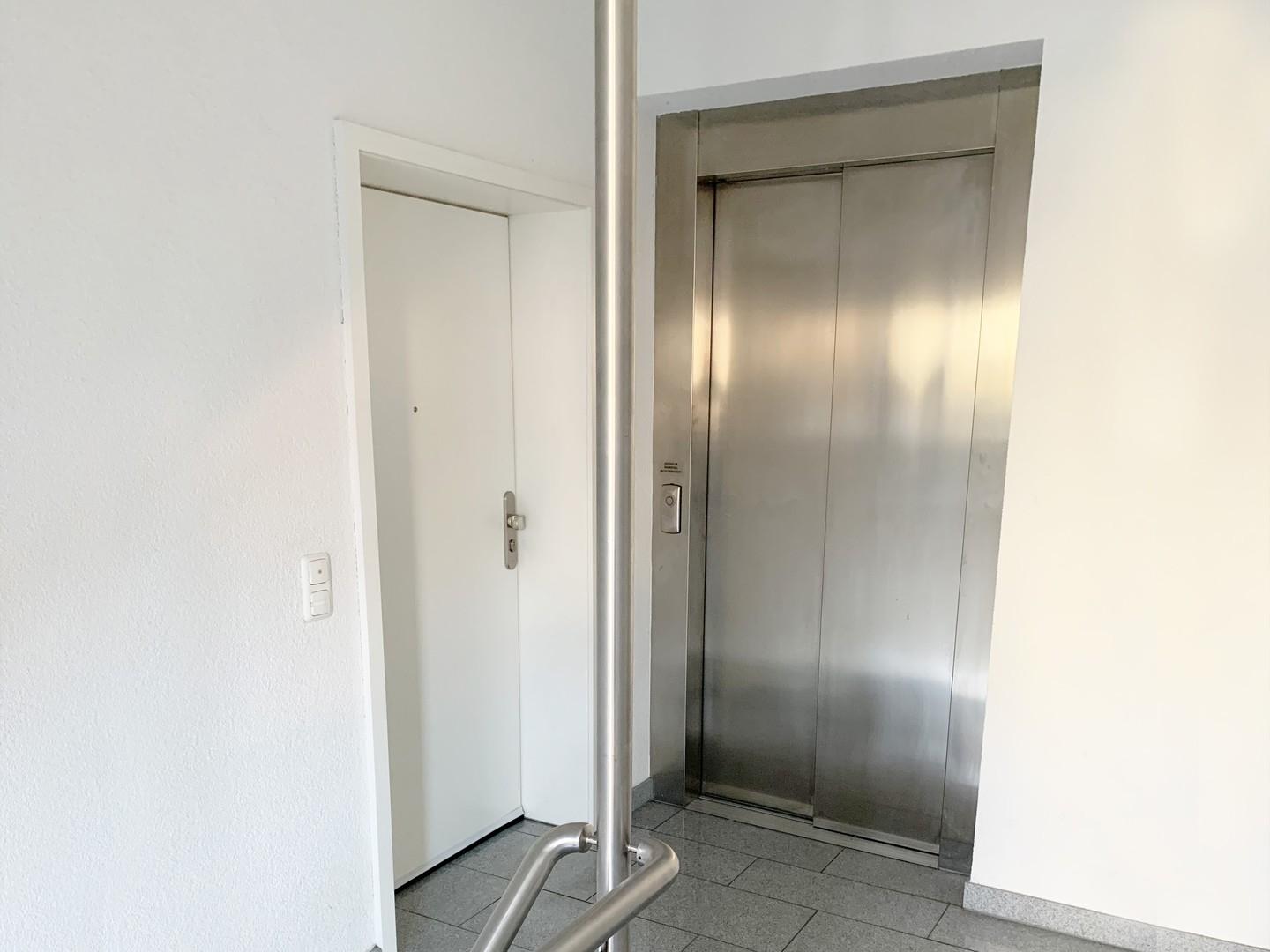 Moderner Aufzug
