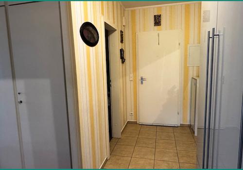 Blick in die Eingangsdiele mit Garderobenschrank
