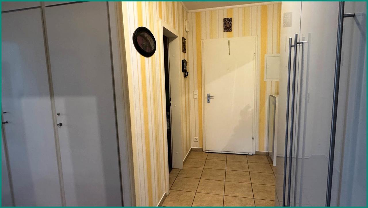 Blick in die Eingangsdiele mit Garderobenschrank