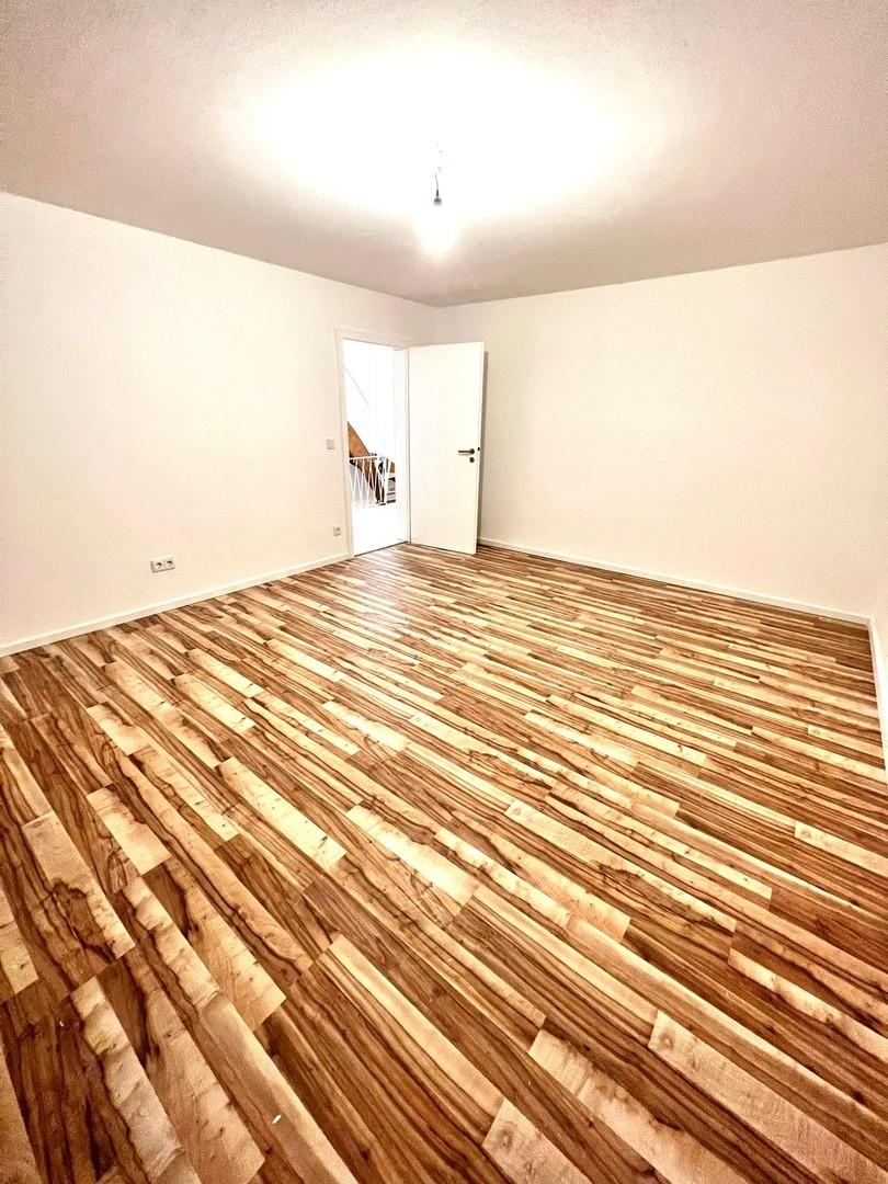 Schlafzimmer 2 (OG) mit Balkon