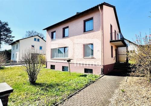 Frontansicht / Vorgarten / Balkon