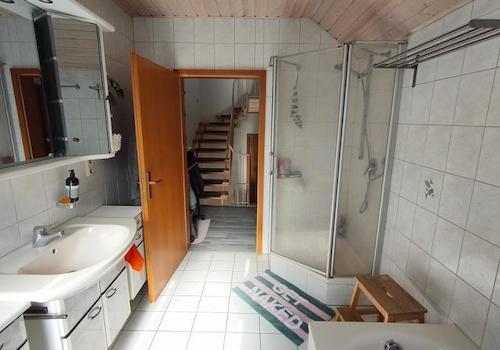 Bad mit Badewanne und Dusche Bild 3