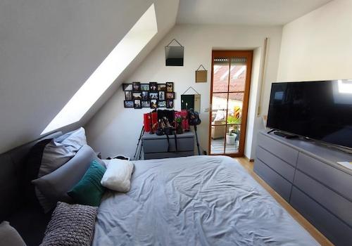 Kinder- / Arbeitszimmer mit Zugang zum Balkon Bild 2
