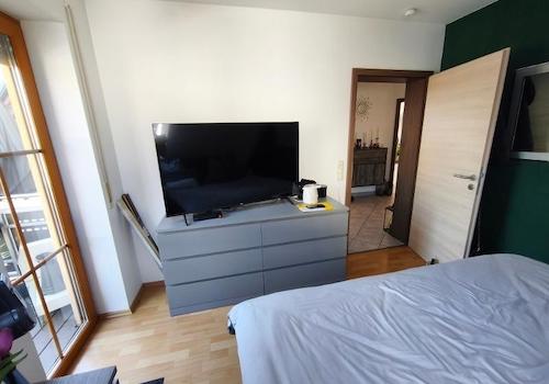 Kinder- / Arbeitszimmer mit Zugang zum Balkon Bild 3