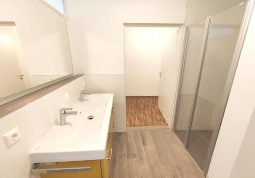 EG: Bad mit Dusche und Oberlicht Bild 3