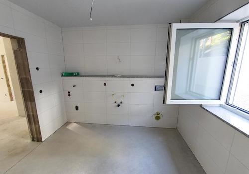 Bad mit Dusche, Waschmaschinenanschluss und Fenster Bild 2