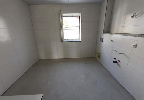 Bad mit Dusche, Waschmaschinenanschluss und Fenster Bild 1