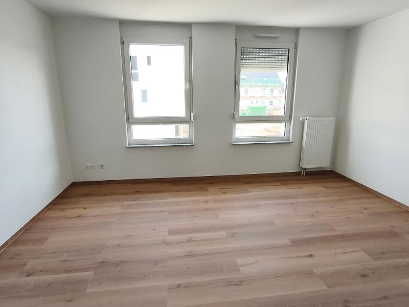 OG: Schlafzimmer mit Ankleide Bild 1