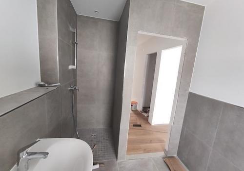 Bad mit Badewanne und Dusche Bild 3