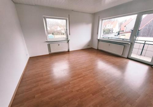 Wohnzimmer mit Zugang zum Balkon Bild 1