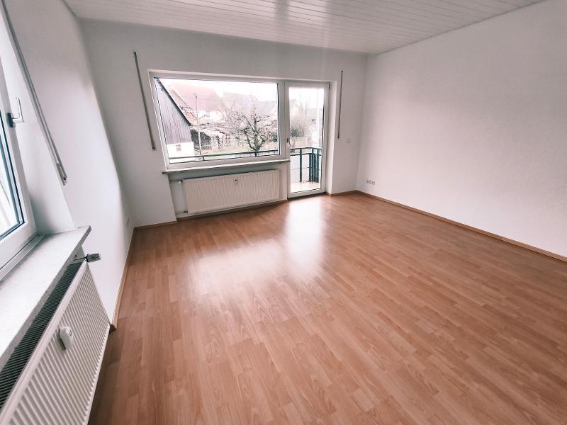 Wohnzimmer mit Zugang zum Balkon Bild 2
