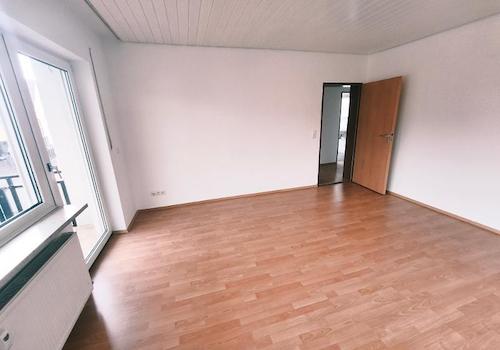 Wohnzimmer mit Zugang zum Balkon Bild 3