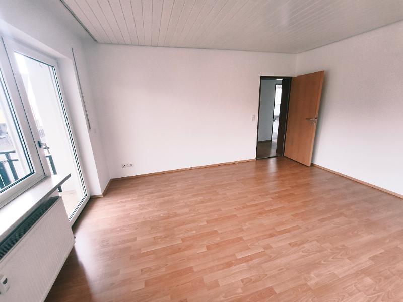 Wohnzimmer mit Zugang zum Balkon Bild 3
