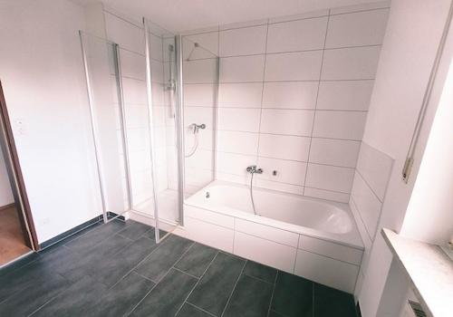 Bad mit Badewanne und Dusche Bild 2