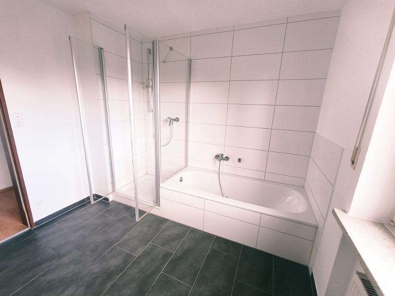 Bad mit Badewanne und Dusche Bild 2