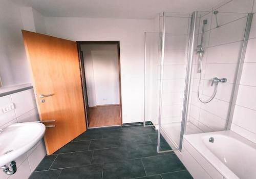 Bad mit Badewanne und Dusche Bild 3