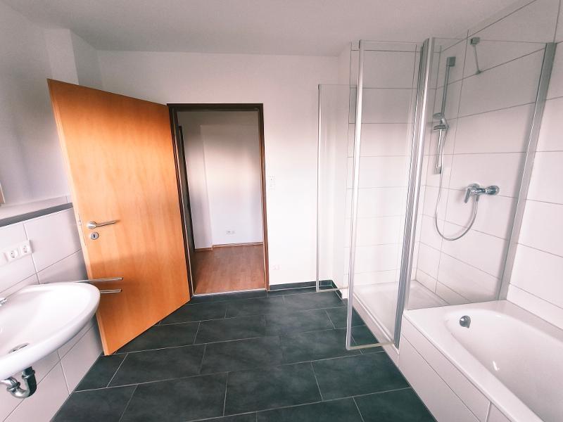 Bad mit Badewanne und Dusche Bild 3