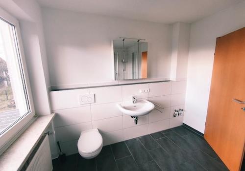 Bad mit Badewanne und Dusche Bild 4