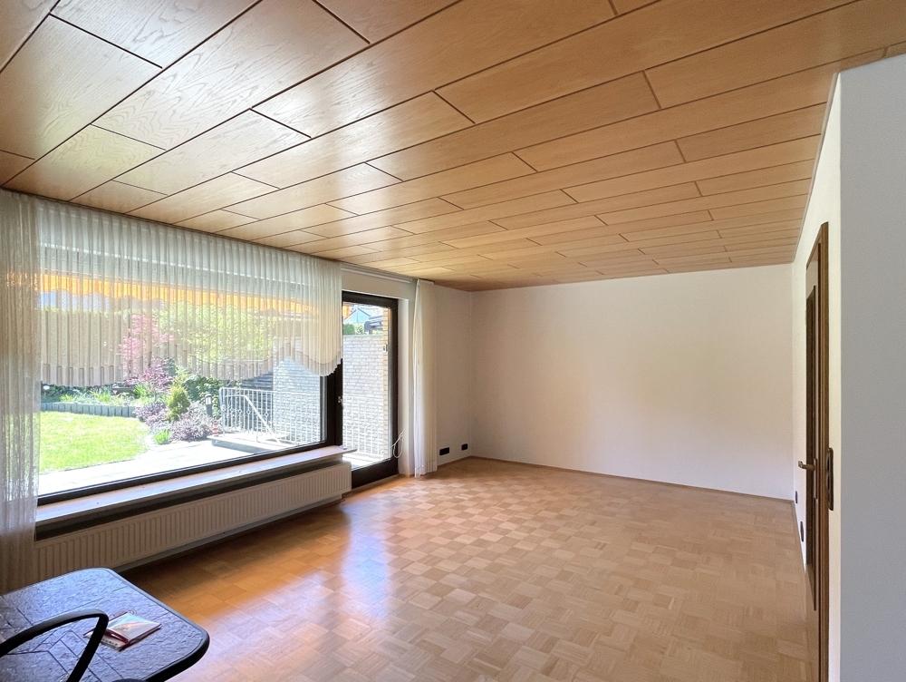 Wohnzimmer mit Panoramablick in den Garten