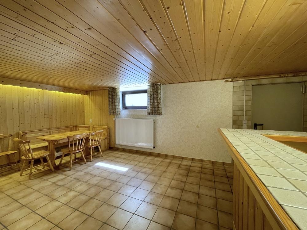Schöner Kellerraum mit Fenster + Heizkörper + Wasseranschluss