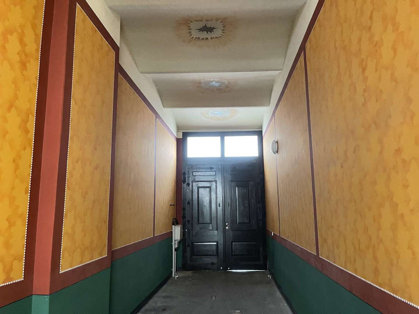 Durchgangstor in den Innenhof 