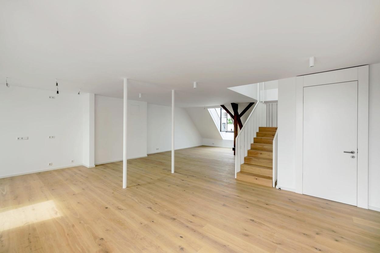 Wohnbereich mit Zugang zur Galerie