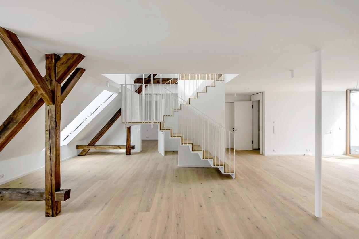 Wohn- und Essbereich mit Blick auf die stilvolle Treppe