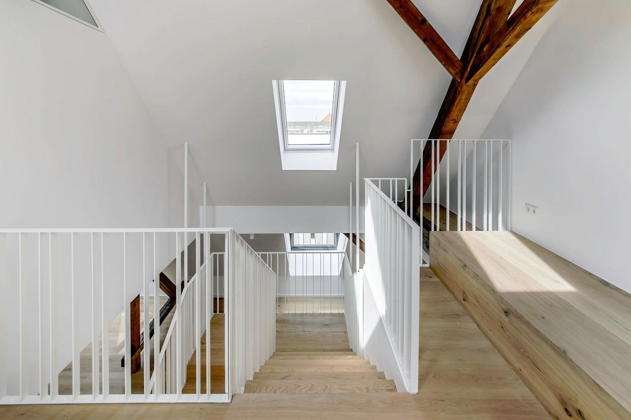Modern gestaltete Treppe zum Galeriebereich
