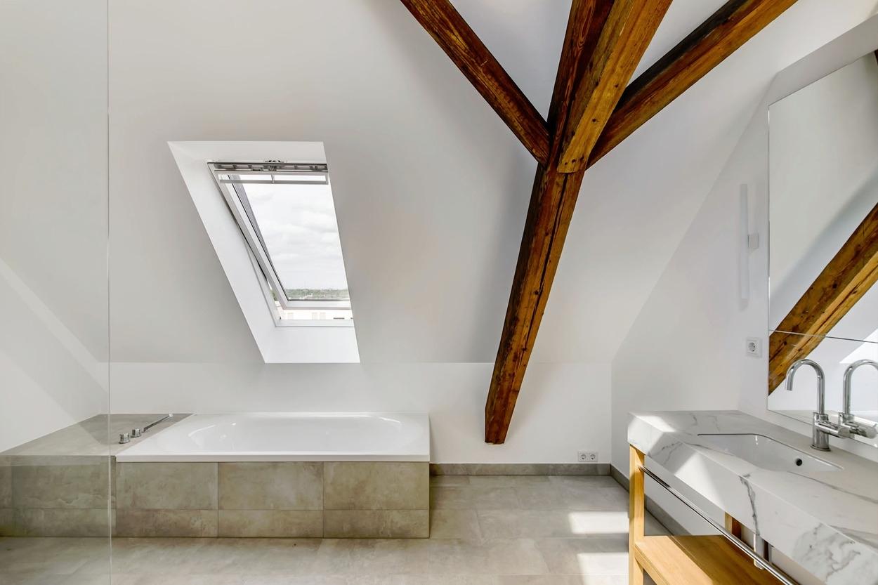 Badewanne mit Dachschrägenfenster