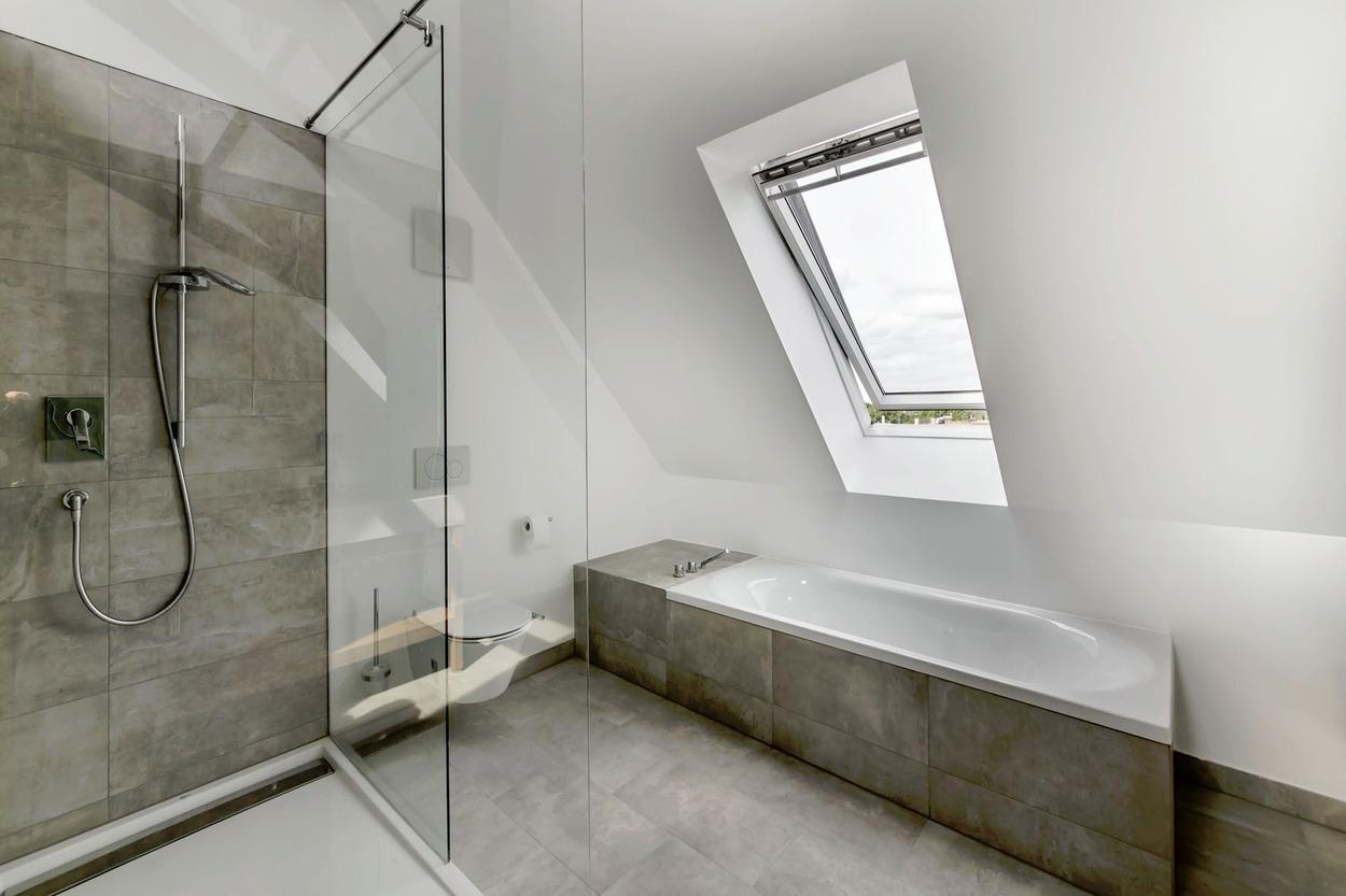 Moderne Dusche und Wanne in Verwendung hochwertiger Materialien