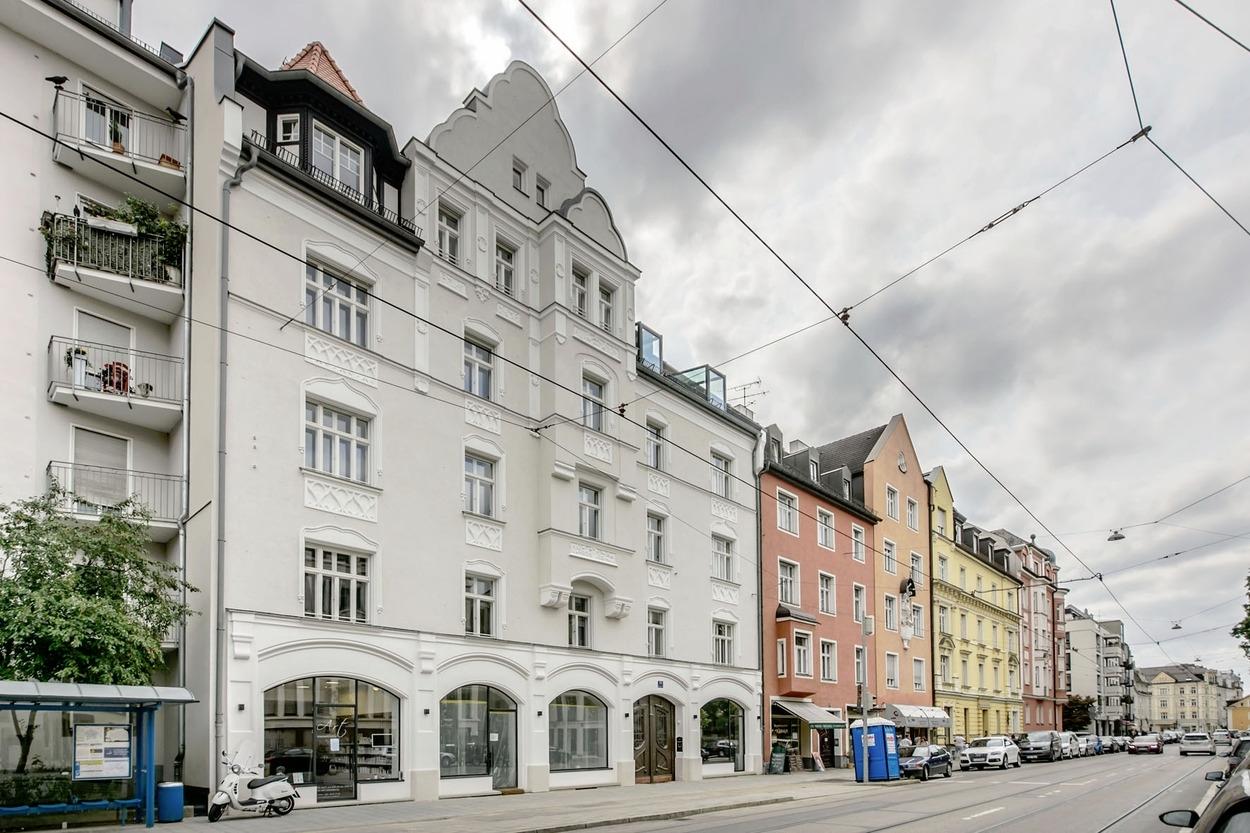 Blick auf das im Renaissance-Stil erbaute Wohn- und Geschäftshaus