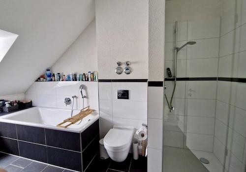 Bad mit Badewanne und Dusche