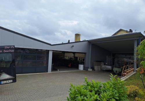 Hof mit Carport