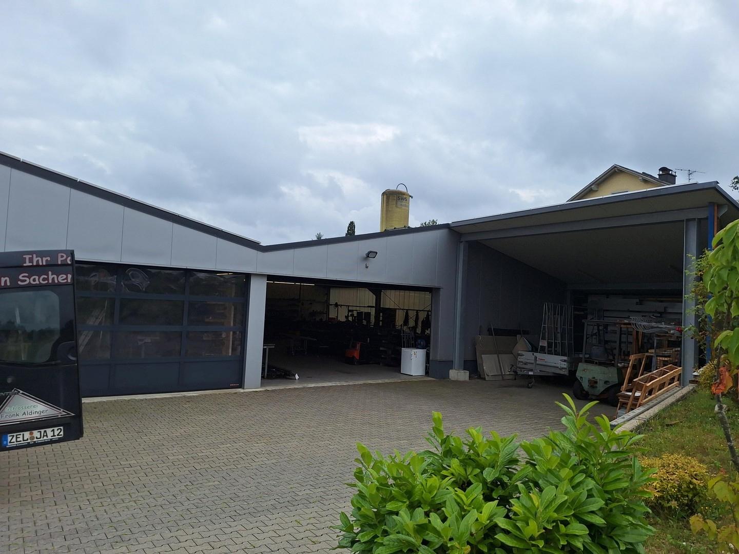 Hof mit Carport