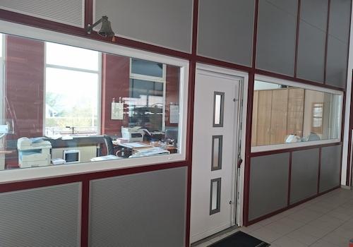 Blick aus der Halle ins Büro