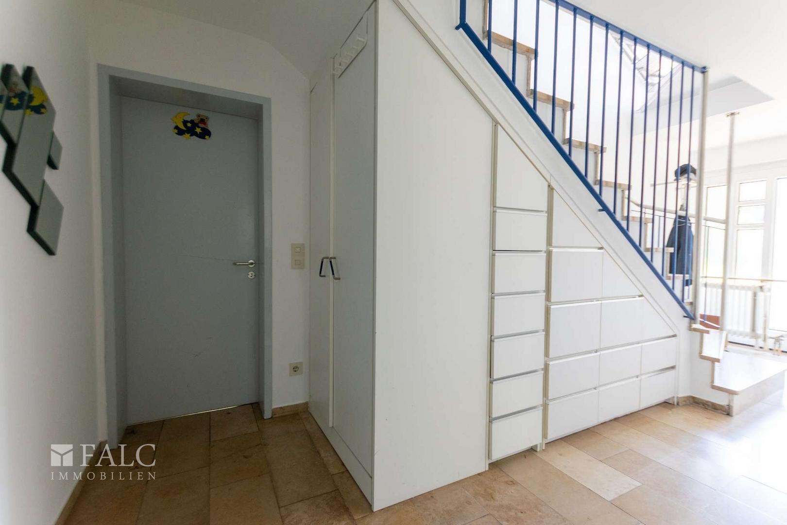 EG - Stauraum unter der Treppe
