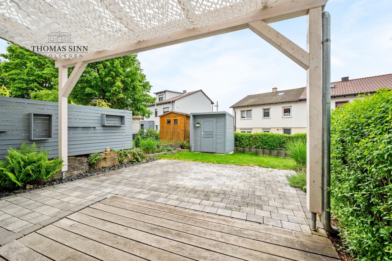 Garten mit neuwertiger Terrasse, Pergola und Gartenhütte