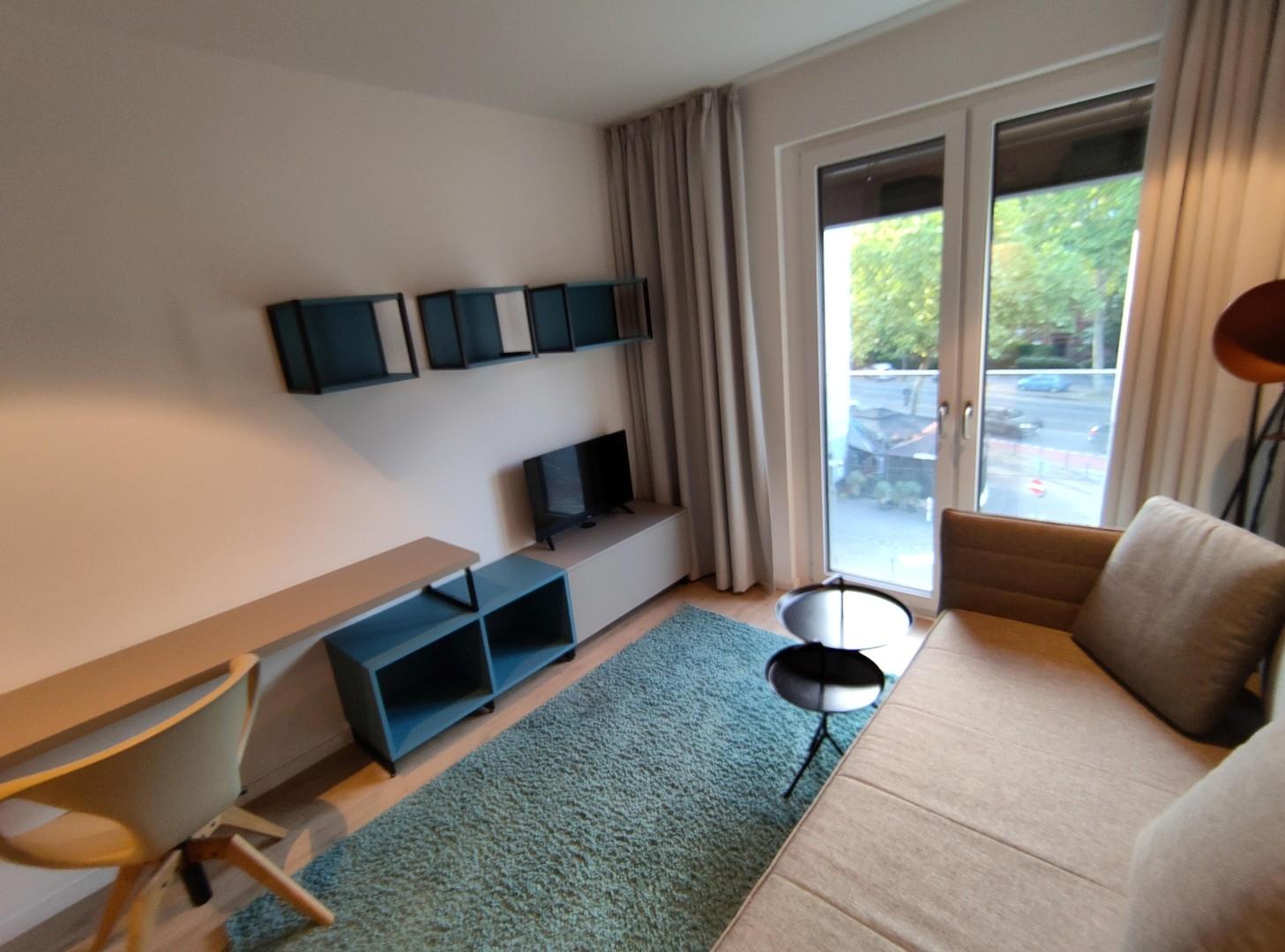 Fernseher und Arbeitsplatz