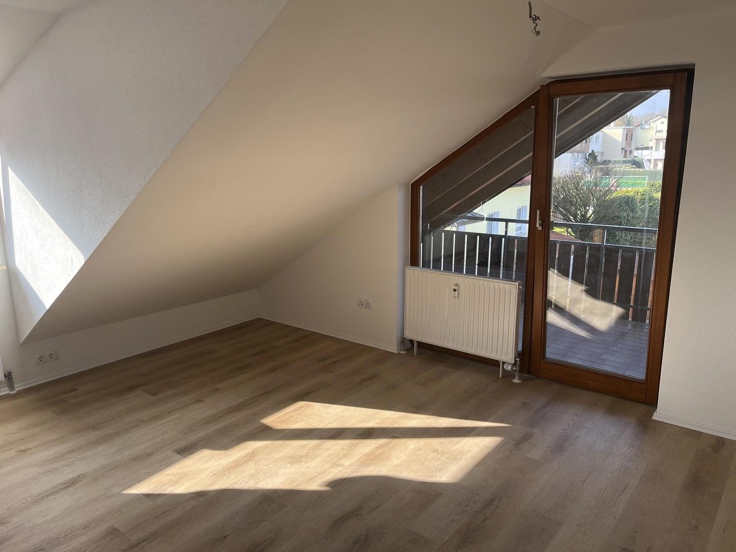 Wohnzimmer/Zugang Balkon