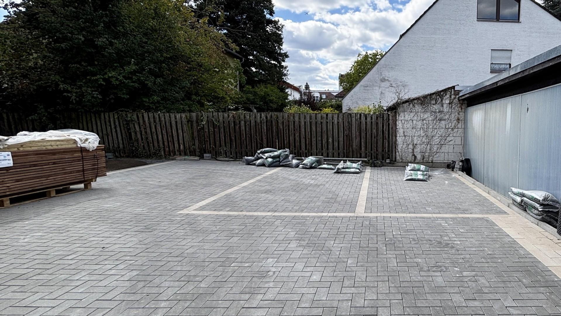 Hinterhof mit Stellplätzen