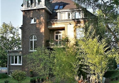 Villa im Park mit Parkplätzen