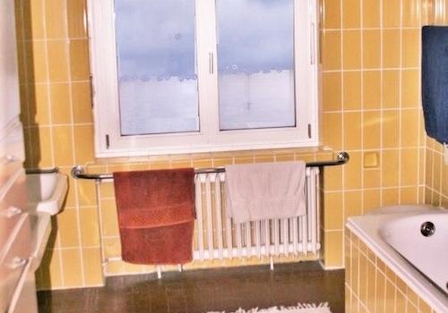 Bad mit Dusche, Badewanne