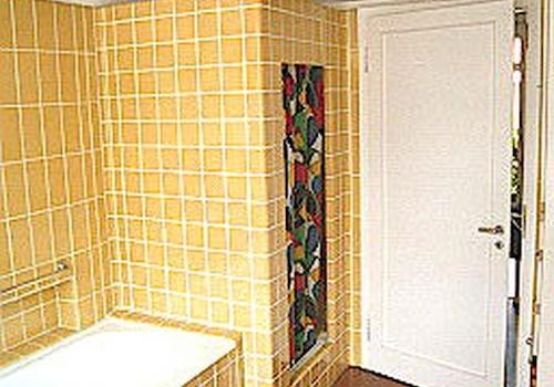 Bad mit Dusche, Badewanne