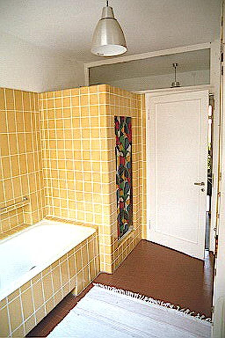 Bad mit Dusche, Badewanne