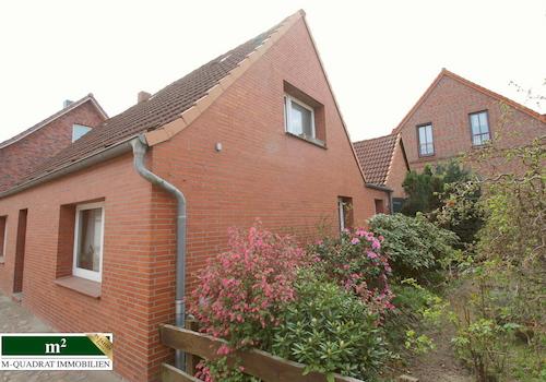 EFH mit Eingangsbereich und Garten