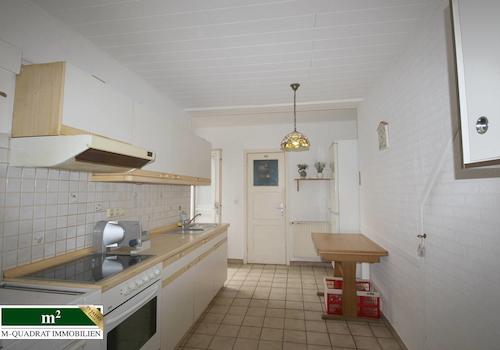 Einbauküche mit Zugang zum Duschbad u. zur Terrasse