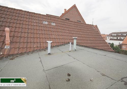 Blick v. Haupthaus auf Zwischenbau u. gr. Nutzbereich