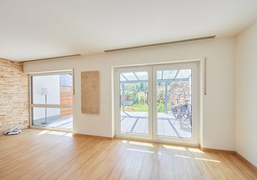 Blick von der Küche ins Wohnzimmer