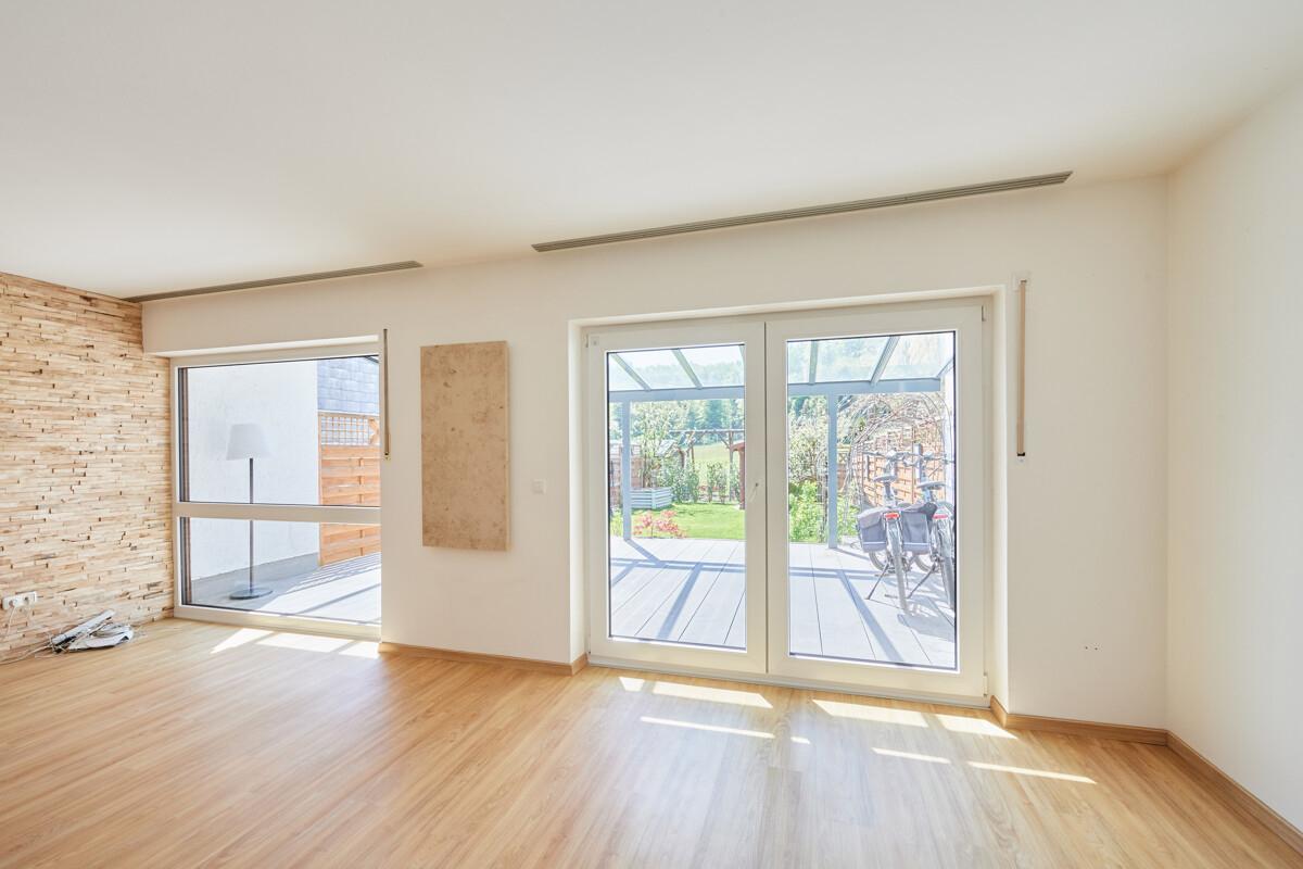 Blick von der Küche ins Wohnzimmer